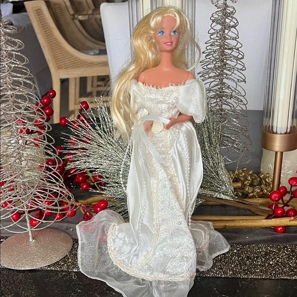 Vintage 1991 dream bride Barbie wedding 12 inch doll. EUC